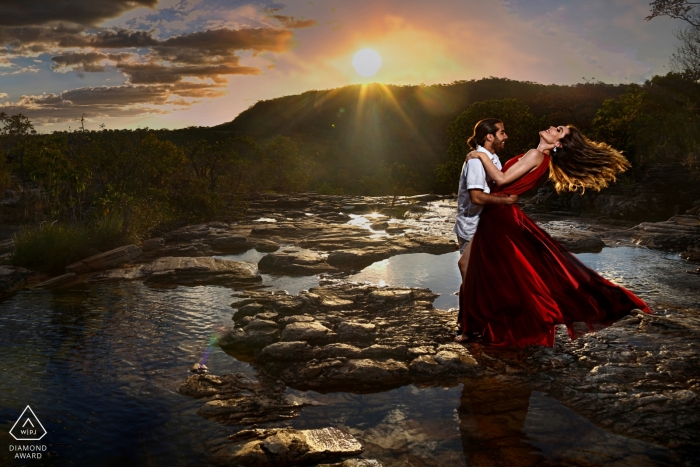 Pirenópolis Pré-wedding Portrait Photography at the beach during sunset