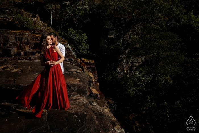 Photo by: <a href="https://www.wpja.com/photos/diamond-award-top-wedding-engagement-photographer/2541586">Claudia Amorim - Goiânia Goias Pirenópolis couple with red dress during Pré-wedding portrait shoot