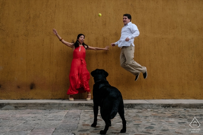 Oaxaca de Juarez Verlobungsporträtsitzung eines Paares und eines Hundes auf der Straße.