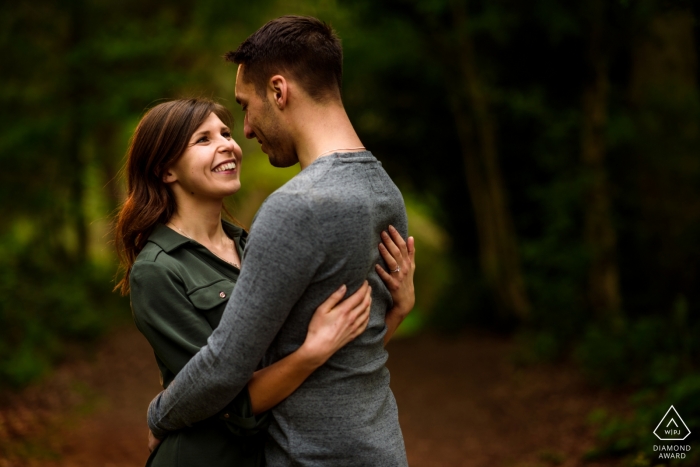 Foto von: <a href="https://www.wpja.com/photos/diamond-award-top-wedding-engagement-photographer/2542450"> Alex Bradbury - Leamington Spa Warwickshire Verlobungs-Fotoshooting mit Bunkers Hill Wood - Ein warmer Abend-Gegenlichteffekt für das Paar im Wald