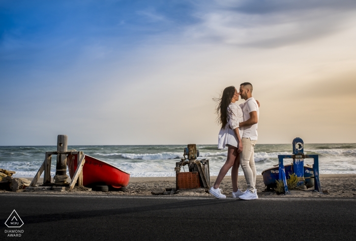 Cabo de Gata - Séance de photo avant le mariage à Almeria d’un couple sur la plage avec des bateaux.