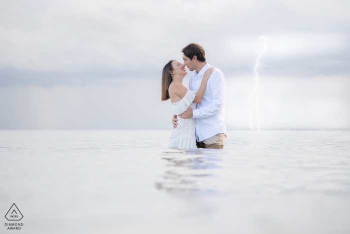 Miami, en Floride, couple et éclairs lors de fiançailles tournage dans l’eau.