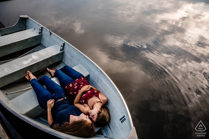 University of Delaware Portrait Session in einem kleinen Boot auf dem Wasser.