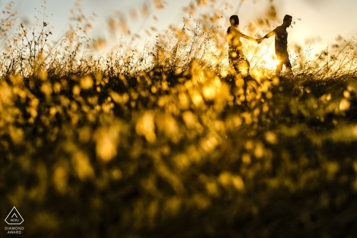 balade au coucher du soleil lors de la séance de prise de photos d’engagement de CA.