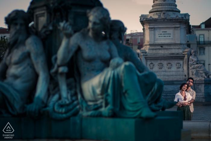 Séance de fiançailles à Lisbonne pour les portraits d'un couple avant leur mariage