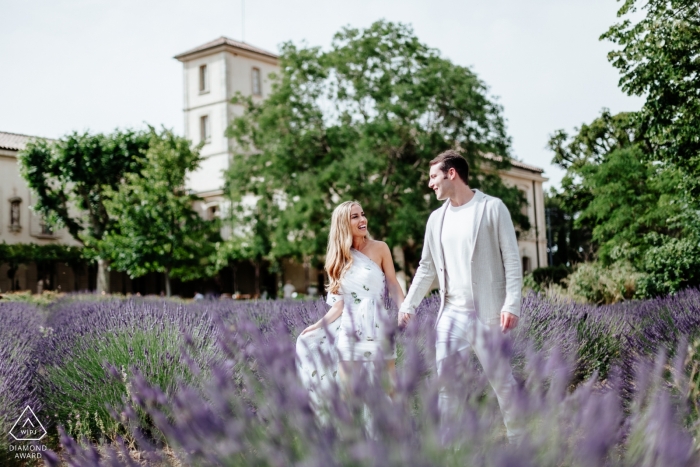 Foto: <a href="https://www.wpja.com/photos/diamond-award-top-wedding-engagement-photographer/2543546"> Karol Robache - Cucuron Porträtsession für Verlobungsbilder in der Provence