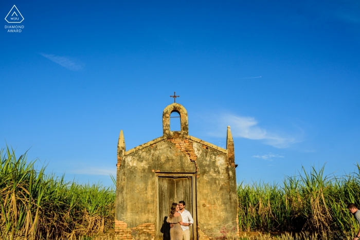 Photo: <a href="https://www.wpja.com/photos/diamond-award-top-wedding-engagement-photographer/2543858"> Vinicius Fadul - Campinas São Paulo Portrait du couple devant l'église d'Holambra