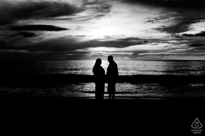 Khao Lak - Playa Bang Niang - Sesión de fotos de compromiso de Tailandia en blanco y negro en la playa