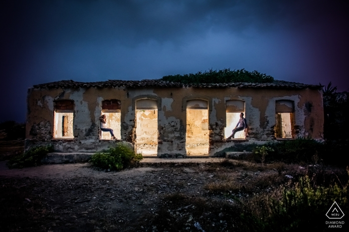 Fotografia di fidanzamento di Siracusa - Primavera in Sicilia durante le foto di pre-matrimonio.