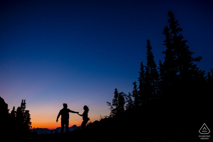 Photo de: <a href="https://www.wpja.com/photos/diamond-award-top-wedding-engagement-photographer/2544044"> Kathleen Ricker - Linthicum Heights Maryland Séance d'engagement au coucher du soleil à Logan's Pass, au parc national des Glaciers