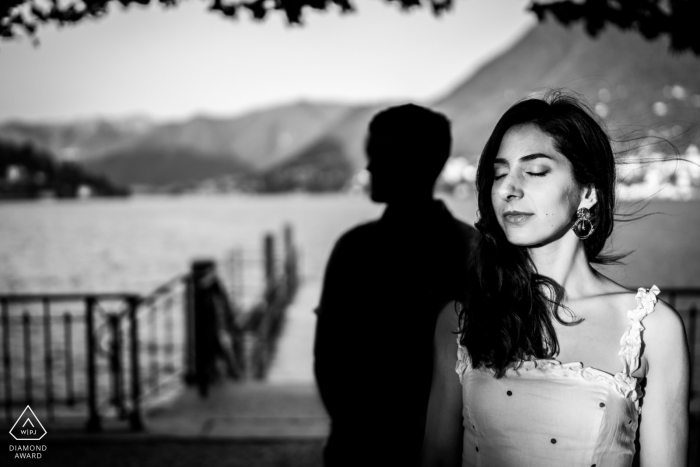 photographie d'engagement de lac de Côme noir et blanc près de l'eau