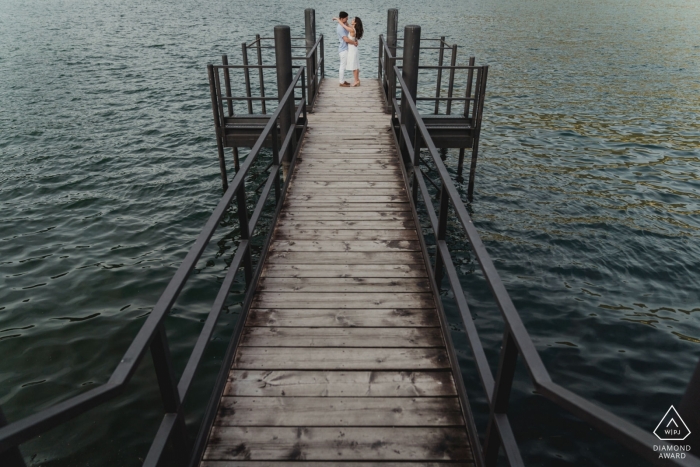 Foto por: <a href="https://www.wpja.com/photos/diamond-award-top-wedding-engagement-photographer/2544054"> Federica Ariemma - Napoli Napoli Retratos del lago de Como para una pareja en el agua