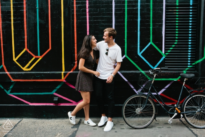 Séance de portraits de fiançailles avec un couple quelque part à Shoreditch