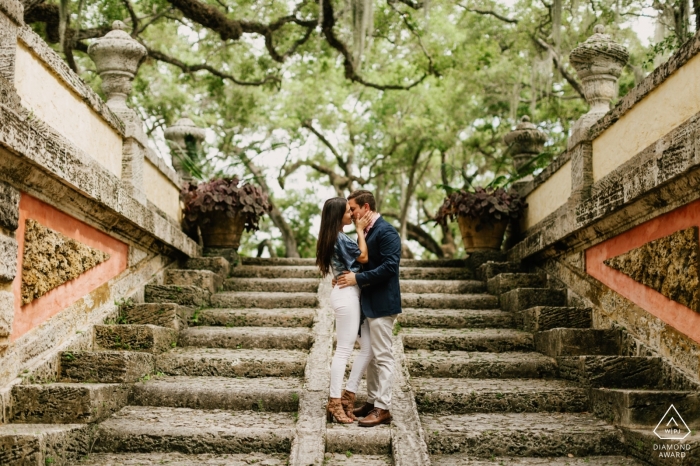 Zdjęcie: <a href="https://www.wpja.com/photos/diamond-award-top-wedding-engagement-photographer/2544148"> Lukas Guillaume - Miami Floryda Portrety zaręczynowe z parą w Muzeum Vizcaya w Miami na Florydzie