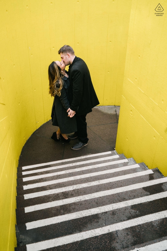 Southbank Centre, Londres, Angleterre Portraits de fiançailles dans l'escalier aux murs jaunes