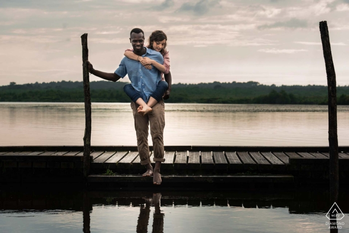 Foto: <a href="https://www.wpja.com/photos/diamond-award-top-wedding-engagement-photographer/2544263"> Chrystel Echavidre - Saubrigues Azur France-Verlobungsfotoaufnahme - langsam auf dem See mit einem Paar auf einem Dock