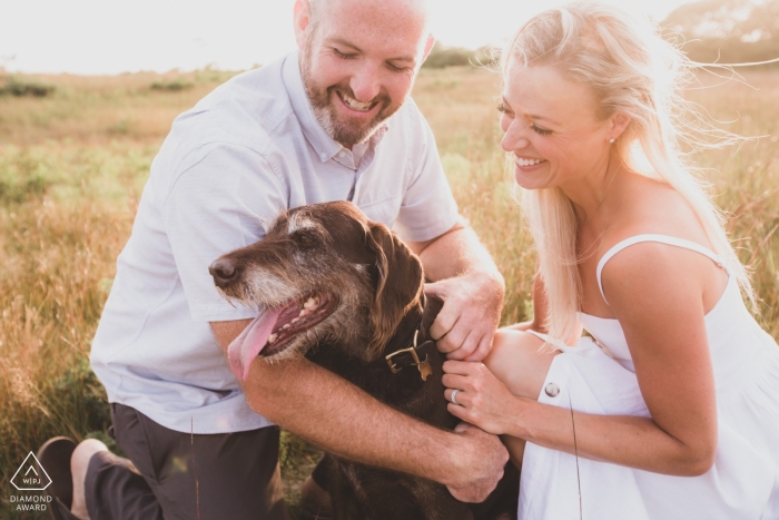 Foto door: <a href="https://www.wpja.com/photos/diamond-award-top-wedding-engagement-photographer/2544342"> Katie Kaizer - Nantucket Massachusetts Sanford Farm Nantucket Betrokkenheidsportretten | Gelukkig stel met hun geliefde 10-jarige hond.