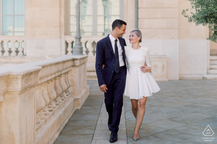 Foto: <a href="https://www.wpja.com/photos/diamond-award-top-wedding-engagement-photographer/2544478"> Sylvain Bouzat - Lyon Ein Paar, das während seiner Fotosession vor der Hochzeit durch die Straßen von Marseille spaziert, um Verlobungsfotos zu machen
