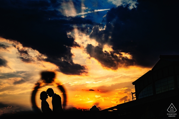 Photo: <a href="https://www.wpja.com/photos/diamond-award-top-wedding-engagement-photographer/2544719"> Wenjie Han - Long Island City à New York Liberty State Park, NJ - Portrait de couple à travers la bague de fiançailles