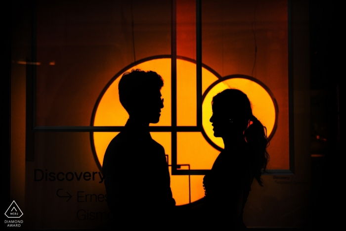 Photo: <a href="https://www.wpja.com/photos/diamond-award-top-wedding-engagement-photographer/2544723"> Wenjie Han - Long Island City à New York soho fiancé couple debout devant une fenêtre avec éclairage en arrière-plan pour portraits