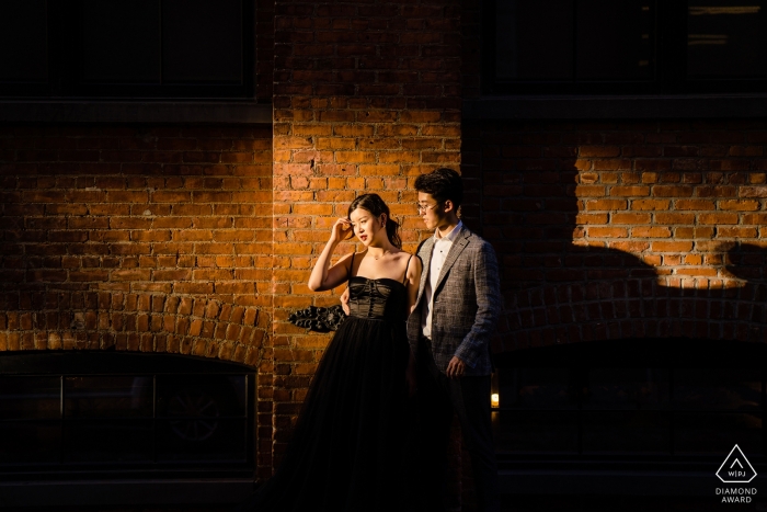 Photo: <a href="https://www.wpja.com/photos/diamond-award-top-wedding-engagement-photographer/2544726"> Wenjie Han - Long Island City à New York Couple de pousses de fiançailles face au soleil pendant la séance de portrait de Dumbo