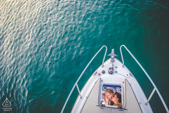 Siracusa Verlobungsporträts auf einem Segelboot - Liebe aus der Luft schießen