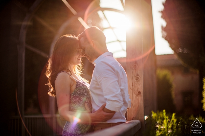 Foto: <a href="https://www.wpja.com/photos/diamond-award-top-wedding-engagement-photographer/2544819"> Federico Pannacci - Castelnuovo Berardenga Siena Verlobte Paare tauchen in die Fackeln ein, die die Sonne während dieses Vorhochzeitsshootings im Vigna Maggio Resort erzeugt