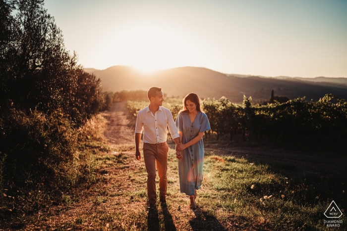 Vigna Maggio Resort | Porträt eines Paares an den Weinbergen bei dem Sonnenuntergang während der Vorhochzeits-Fotosession