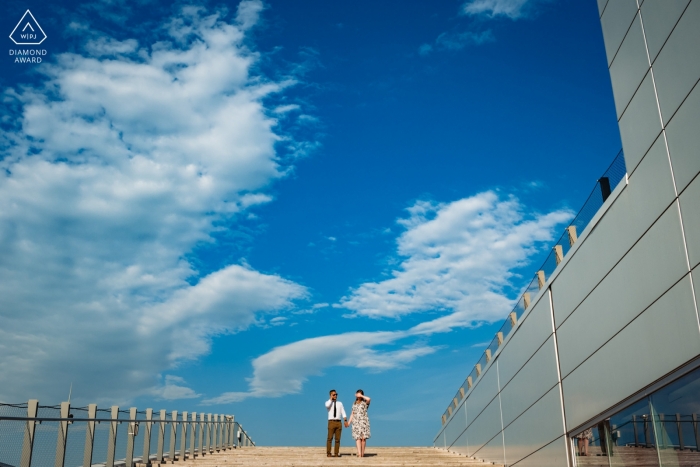 Autor zdjęcia: <a href="https://www.wpja.com/photos/diamond-award-top-wedding-engagement-photographer/2545014"> Esther Gibbons - Montreal Quebec „To zdjęcie zaręczynowe zostało zrobione na szczycie schodów Grand Quai w Starym Montrealu. Z góry jest ładny widok, ale był to bardzo gorący dzień i słońce było intensywne”.