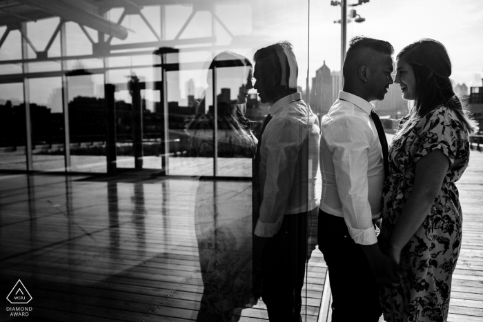 Photographe d'engagement de Montréal, Québec - Image du couple pris au Grand Quai dans le Vieux-Montréal.