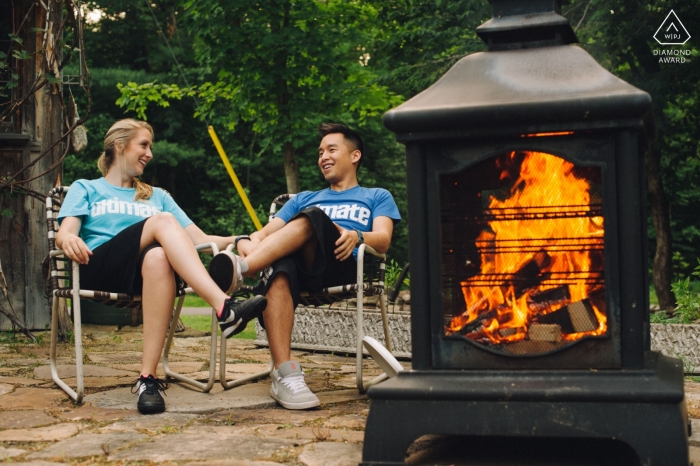 Eastern Townships, Quebec Fotógrafo de casamento - casal de noivos relaxando em seu quintal perto de um incêndio durante uma sessão de fotos.