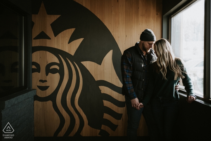 Lake Tahoe Engagement Photos - Ha scattato questa immagine di una copule a Starbucks