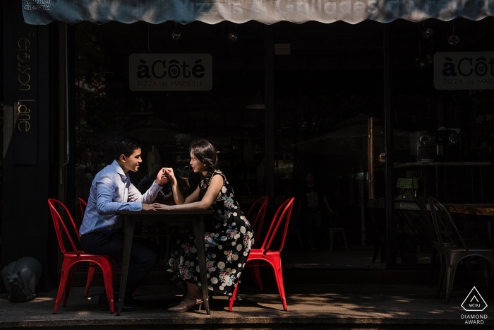 Portraits de couples avant le mariage de Shanghai au café avec terrasse Photographe de Shanghai pré-mariage - Portraits de couple au café sur le trottoir