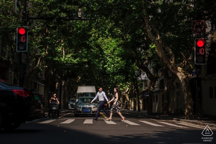 Foto por: <a href="https://www.wpja.com/photos/diamond-award-top-wedding-engagement-photographer/2545056"> Moana Wu - Shanghai Sesión de retratos previos a la boda de Shanghai con una pareja comprometida caminando por las calles.