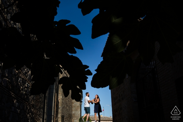 Couple de danseurs Castilla-La Mancha souligné de deux branches diagonales - Spain PreWedding Portraits