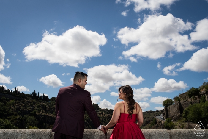 Verlobte Paare mit Hintergrund des bewölkten Himmels während des vorhochzeitlichen Fotoshootings in Toledo, Kastilien-La Mancha