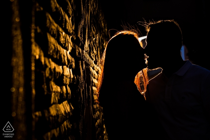 Photo: <a href="https://www.wpja.com/photos/diamond-award-top-wedding-engagement-photographer/2545149"> Miguel Onieva - Madrid Madrid Toledo, Castilla-La Mancha (Espagne) - Coucher de soleil sur un couple amoureux lors d'une séance photo de fiançailles