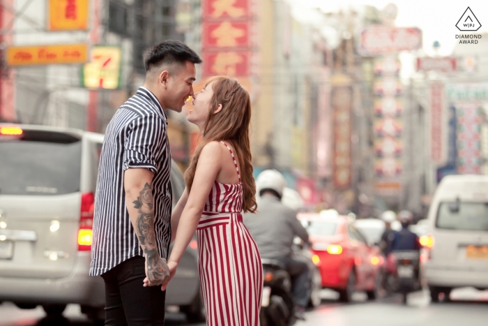 Thailand PreWedding Fotografie | Schönes Paar in Bangkok belebten Straße