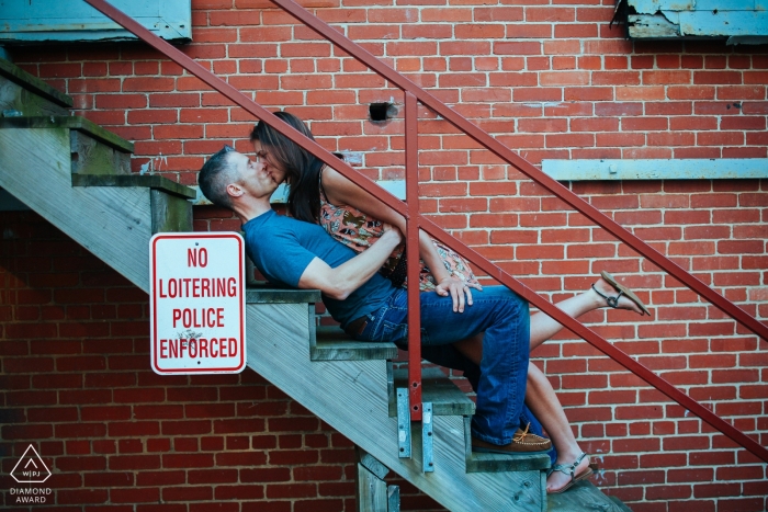 Foto: <a href="https://www.wpja.com/photos/diamond-award-top-wedding-engagement-photographer/2545189"> Ron Storer - Auburn Washington Baltimore, Maryland Engagement Session - Paar Küssen auf der Treppe für Porträts.