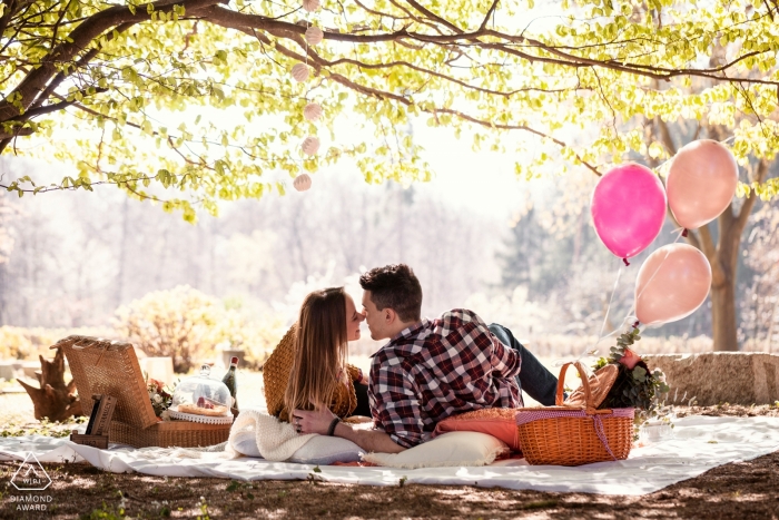 Le Pinete, Viggiù, Italia, sesión de fotos de compromiso en el parque con un picnic y globos