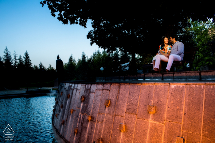 Séance de photographie avant mariage à Ankara - Un couple est assis sur un banc à côté d'une grande fontaine