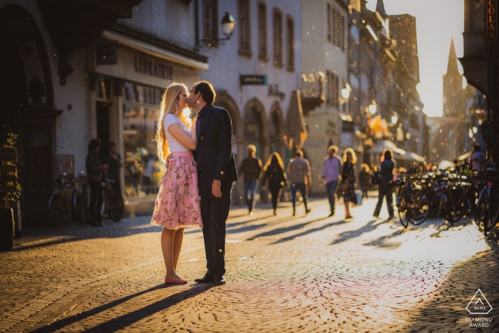 Fotoshooting vor der Hochzeit in Straßburg mit einem Paar und Hintergrundbeleuchtung mitten auf der Straße