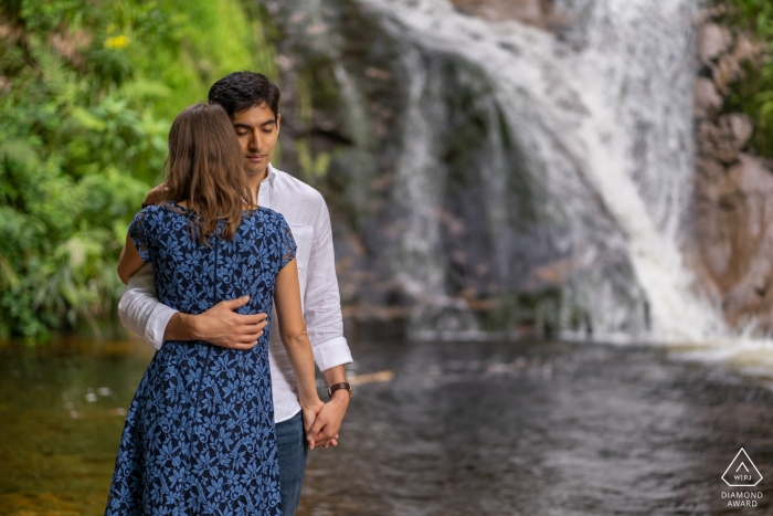 Foto von: <a href="https://www.wpja.com/photos/diamond-award-top-wedding-engagement-photographer/2545575"> David Anton - Oberkirch Allerheiliger Pre Wedding Photo Shoot - Liebespaar neben dem Wasserfall