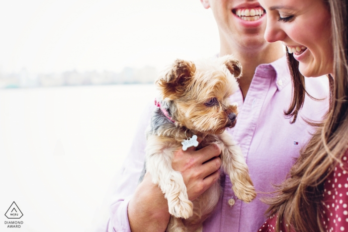 Hoboken, New Jersey Verlobungssitzungspaar mit kleinem Hund