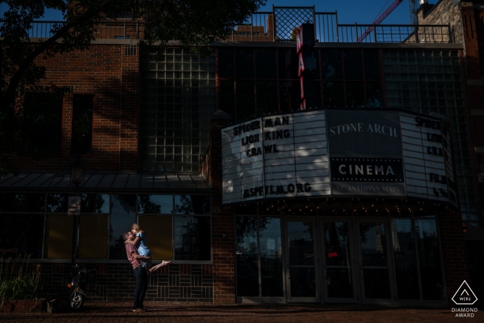 Angebotsüberraschung in der Innenstadt von Minneapolis - Hochzeits- und Verlobungsfotograf