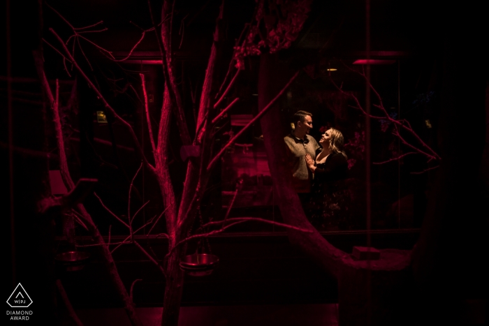 Duluth Engagement Photographer - Un couple traînant dans la salle nocturne pendant une séance de portrait