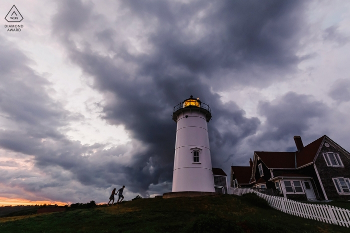 Sessão de retrato de noivado de farol de Nobska, Falmouth, MA ao pôr do sol