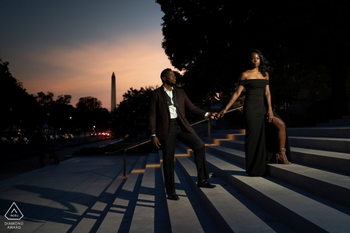 Retrato de pareja de la Galería Nacional de Arte en las escaleras - fotógrafo de compromiso de Washington DC