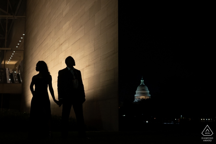 Photo de: <a href="https://www.wpja.com/photos/diamond-award-top-wedding-engagement-photographer/2546732"> Kenneth Clapp - Baltimore Maryland Galerie d'art national de Washington DC - portraits de couple de silhouette la nuit pour des fiançailles