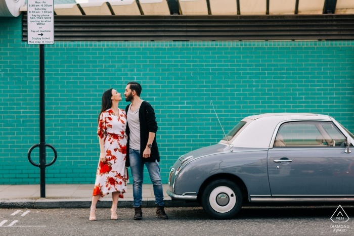 Engagment Shoot à Londres avec une vieille voiture et du Big Love